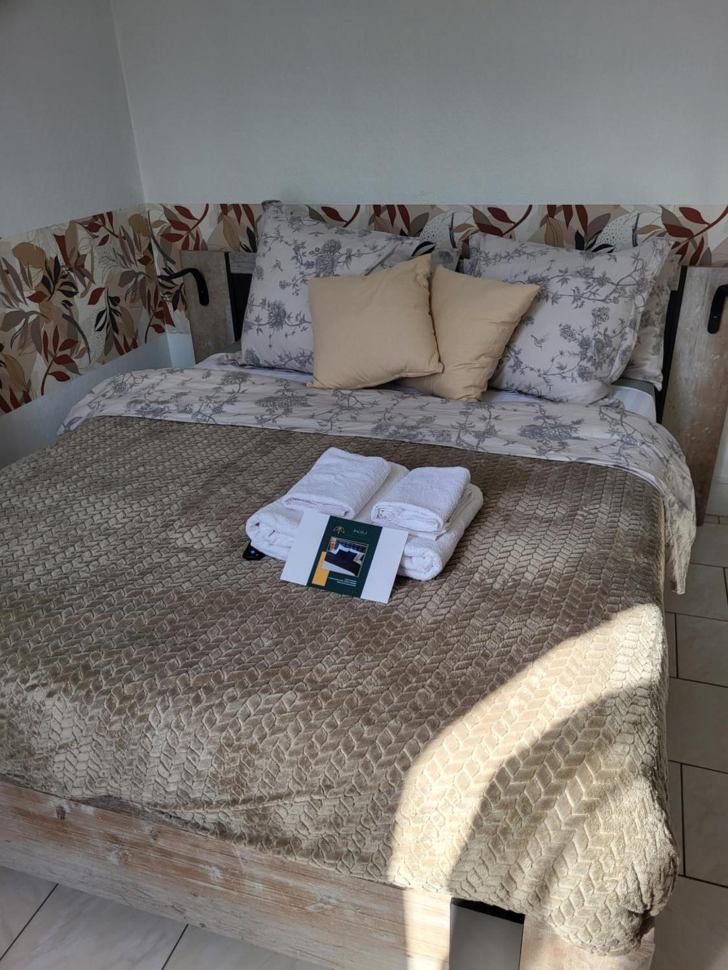 Akwaba Chez Ouli Hotel Levens Bagian luar foto